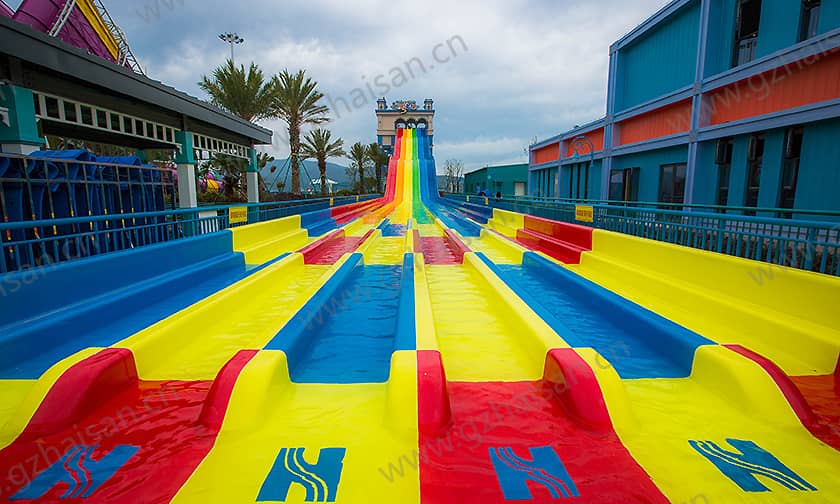 浙江宁波大目湾阿拉的海水上乐园竞赛滑道
